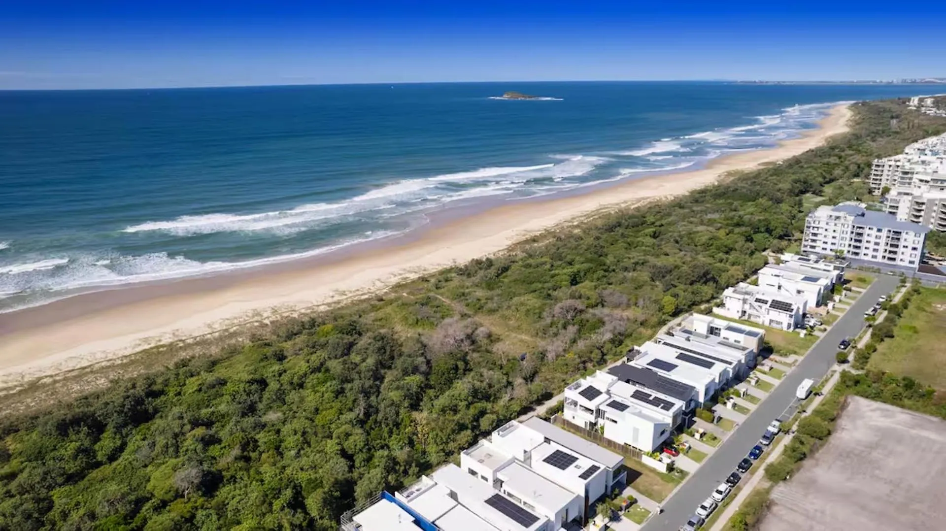 Absolute Beachfront Marcoola 4Bed, Heated Spa 0*,  Australia